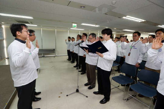 28일 한국인터넷진흥원 가락동 대동청사에서 진행된 'KISA, 노사공동 청렴실천 결의대회'에서 노사대표 및 전직원이 청렴 결의 선서를 하고있다.  인터넷진흥원 제공